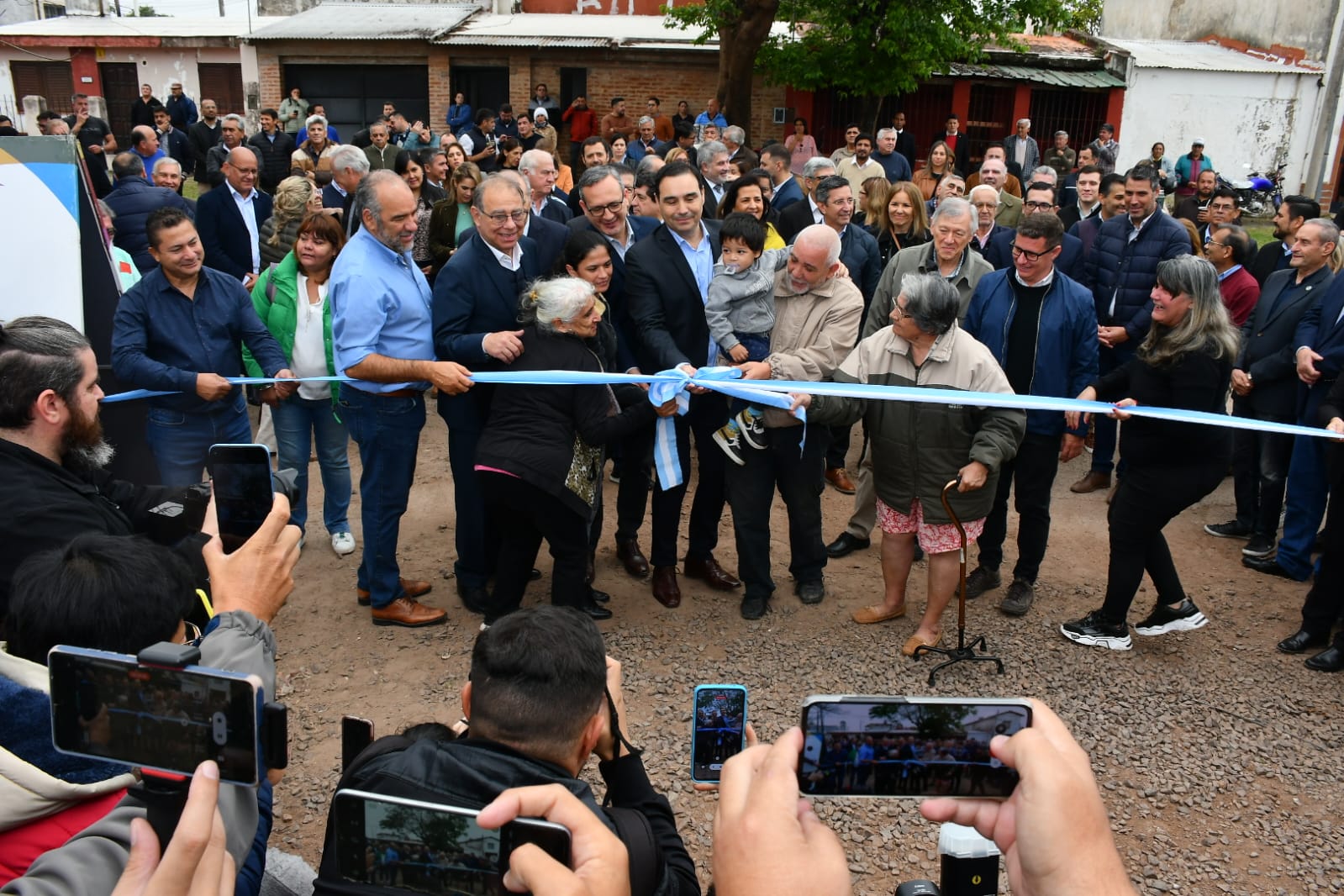 Vald&eacute;s inaugur&oacute; enripiado, cord&oacute;n cuneta e iluminaci&oacute;n, por una mejor calidad de vida para los vecinos del barrio P&iacute;o X