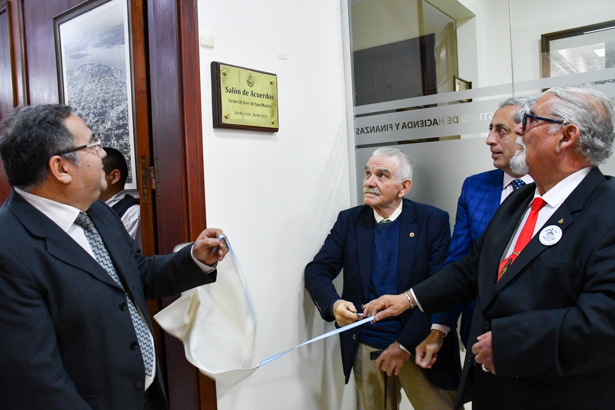 Bautizan con el nombre de General Jos&eacute; de San Mart&iacute;n al Sal&oacute;n de Acuerdos del Ministerio de Hacienda