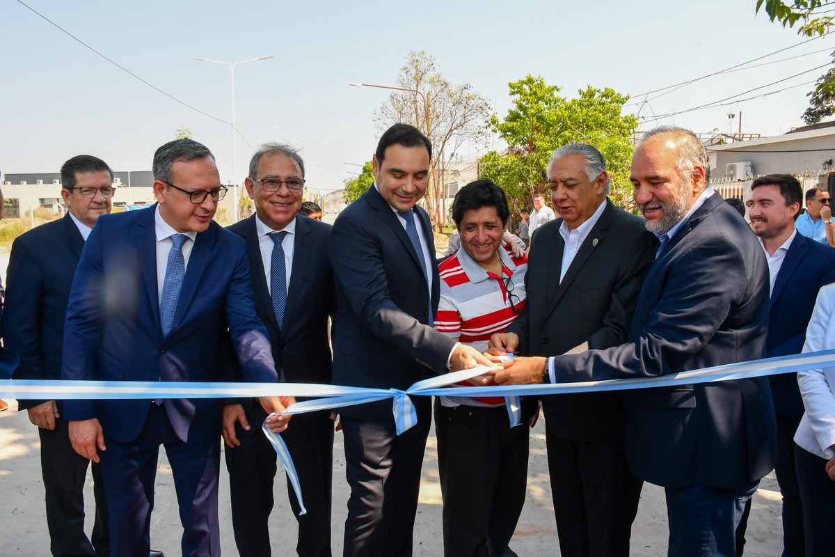 Vald&eacute;s inaugur&oacute; pavimento en la Avenida Rizzuto, y anunci&oacute; 400 metros m&aacute;s de obras para conectarla con Armenia
