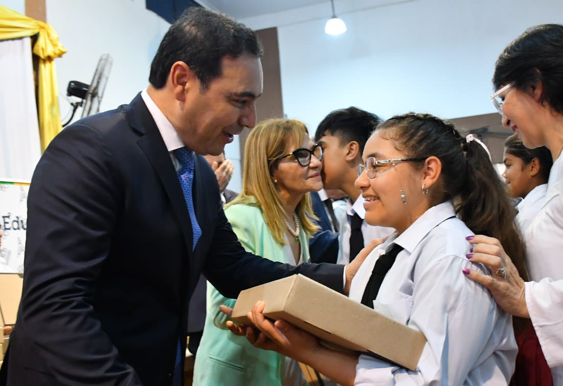 El Gobernador presidi&oacute; una nueva entrega de notebooks en la ciudad de Virasoro