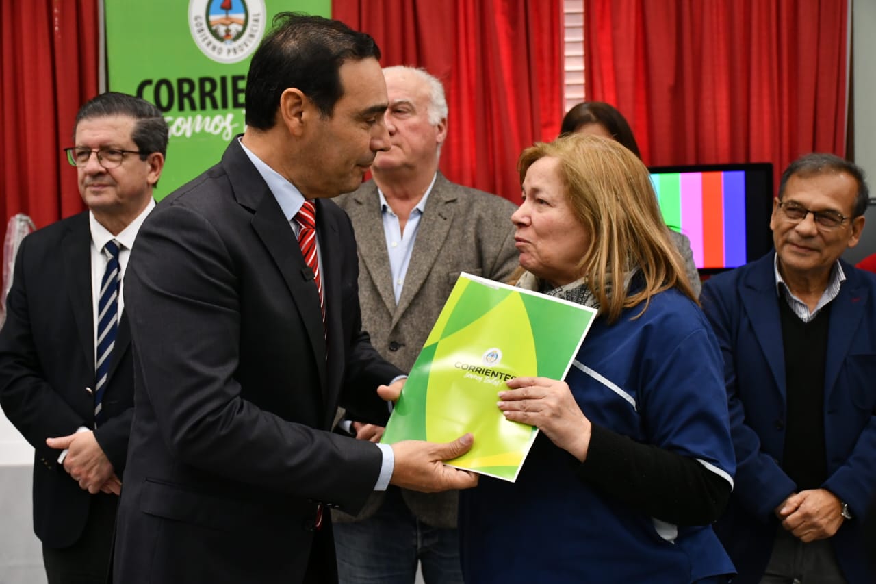 Vald&eacute;s encabez&oacute; entrega de equipamiento a hospitales y CAPS de la provincia