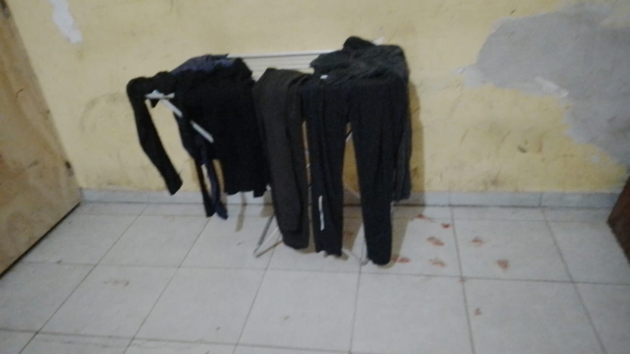 La Polic&iacute;a demor&oacute; a un joven que llevaba un tendal con prendas de vestir