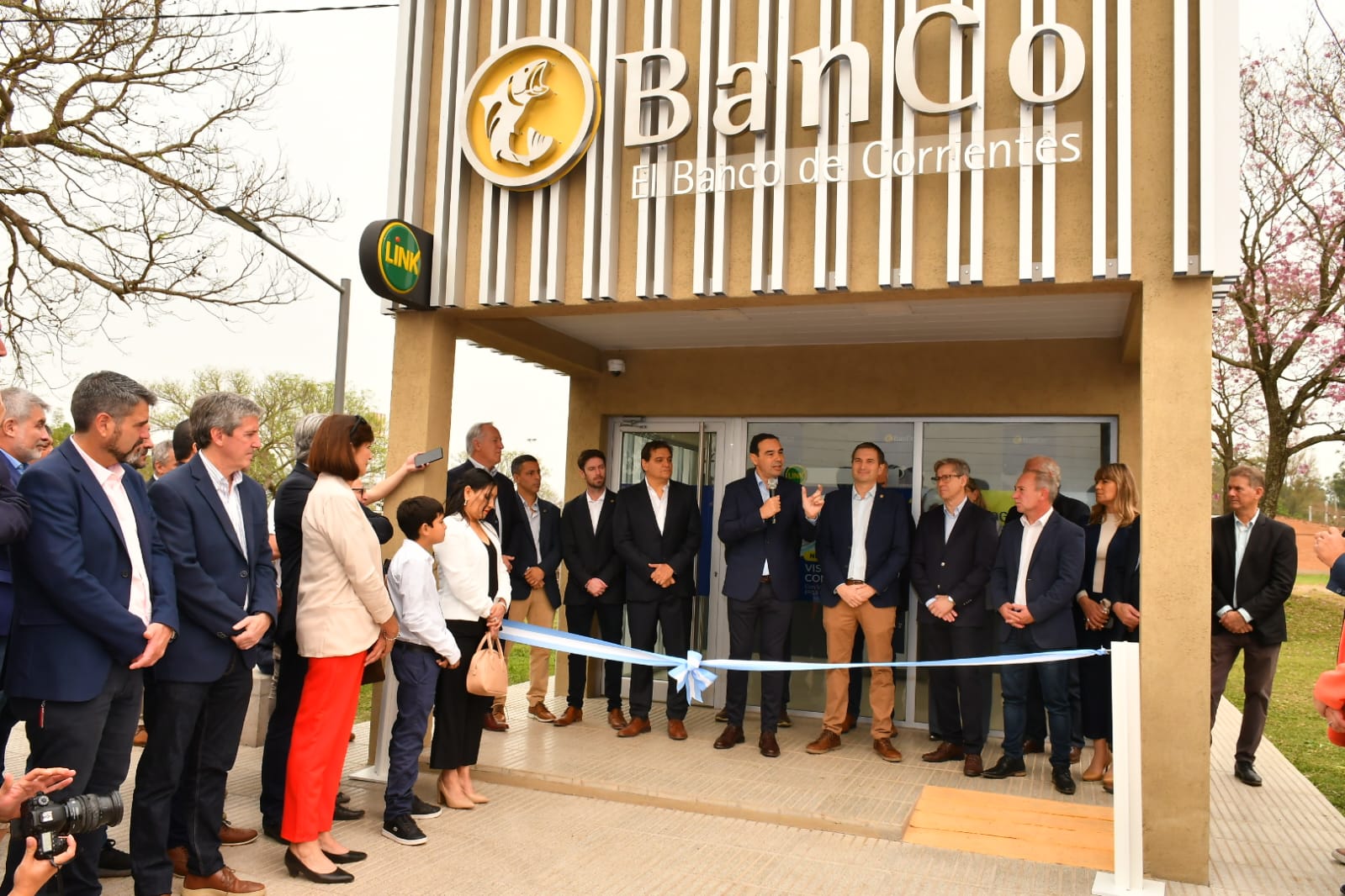 Vald&eacute;s inaugur&oacute; cajeros autom&aacute;ticos, cord&oacute;n cuneta y ripio, para apuntalar el desarrollo de El Sombrero