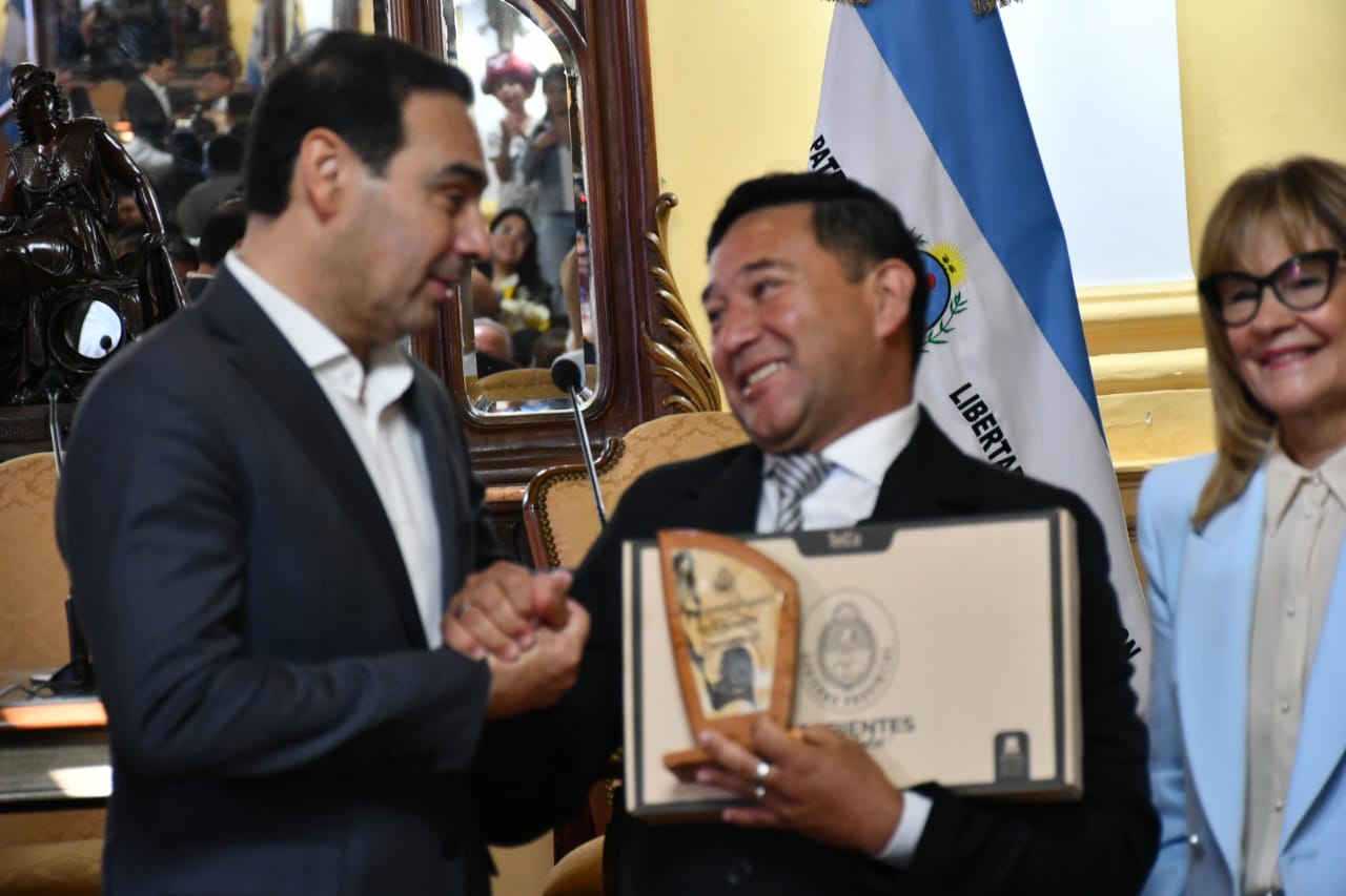 Vald&eacute;s reconoci&oacute; a docentes destacados de toda la provincia