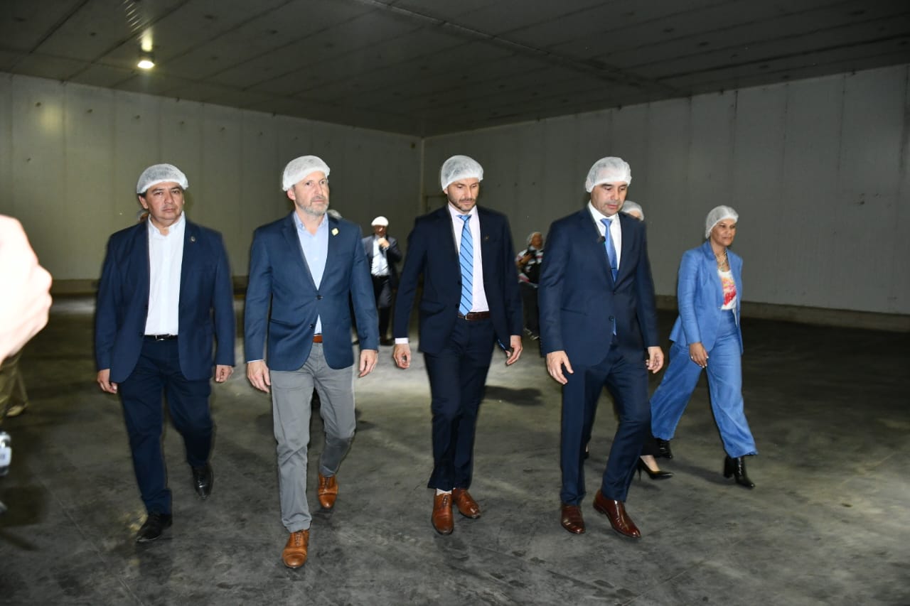 El gobernador Vald&eacute;s inaugur&oacute; una industria c&iacute;trica en Bella Vista junto a sus pares de Santa Fe y Entre R&iacute;os