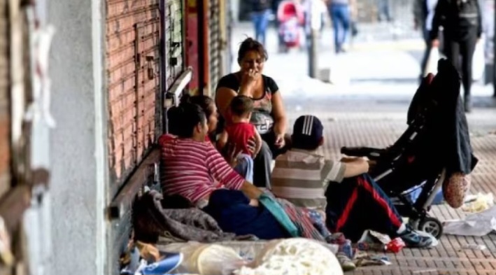 La pobreza subi&oacute; a 52,9% en el primer semestre de 2024 y afect&oacute; a casi 25 millones de personas