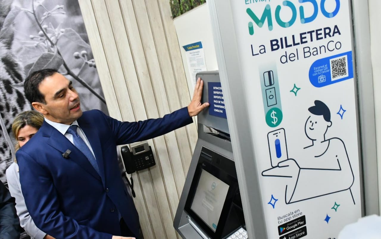 Vald&eacute;s inaugur&oacute; una sucursal del Banco de Corrientes en Iguaz&uacute;, punto estrat&eacute;gico del turismo