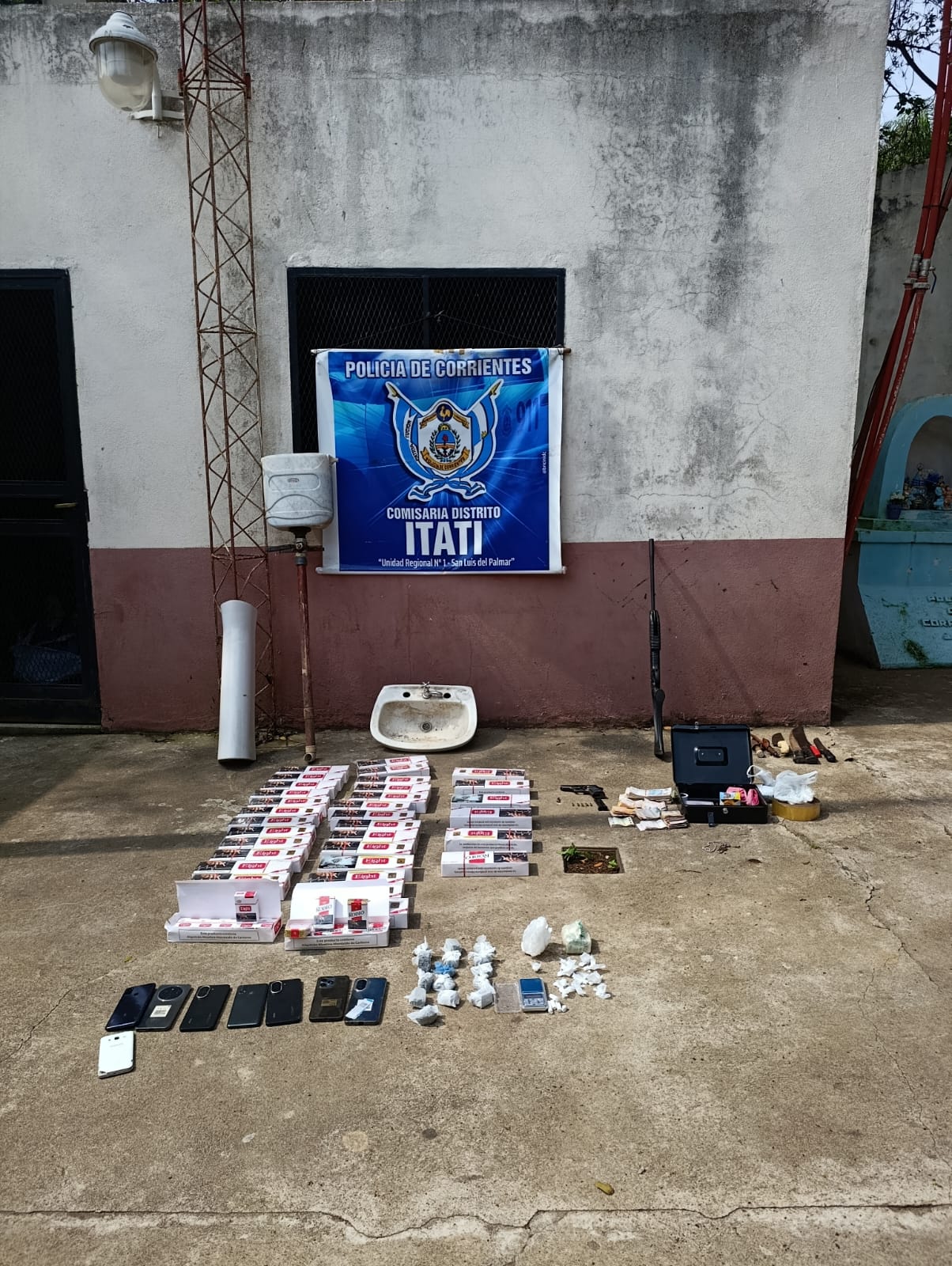 ITATI: En un allanamiento secuestraron drogas, armas, cigarrillos y detuvieron a una mujer 