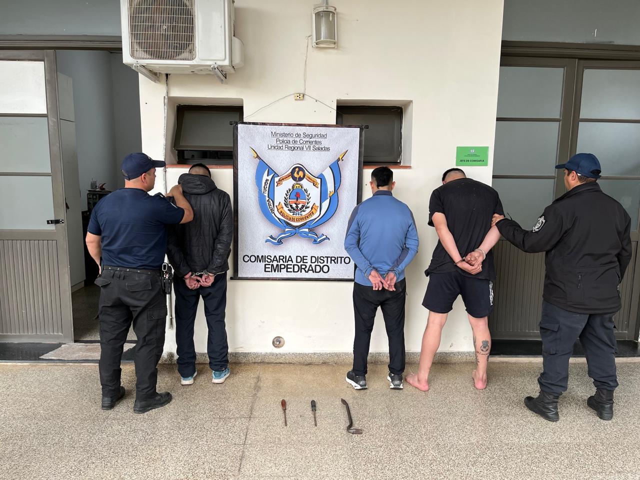EMPEDRADO: Polic&iacute;a de franco de servicio frustr&oacute; un hecho delictivo, adem&aacute;s se logr&oacute; la detenci&oacute;n de tres sujetos y el secuestro de un autom&oacute;vil