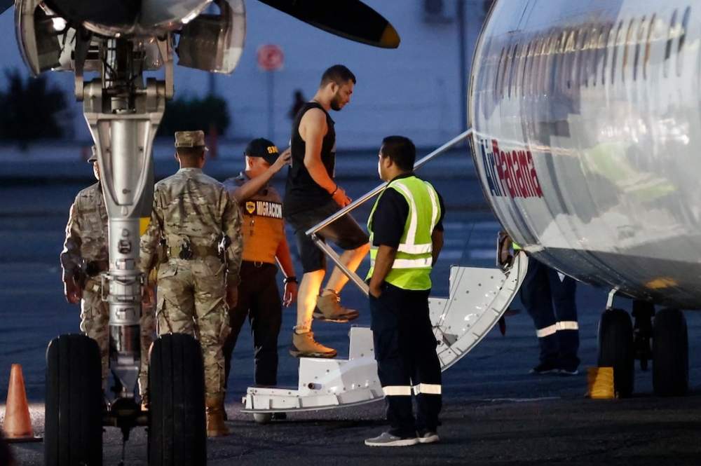 Llegan al pa&iacute;s 16 argentinos deportados de Estados Unidos 