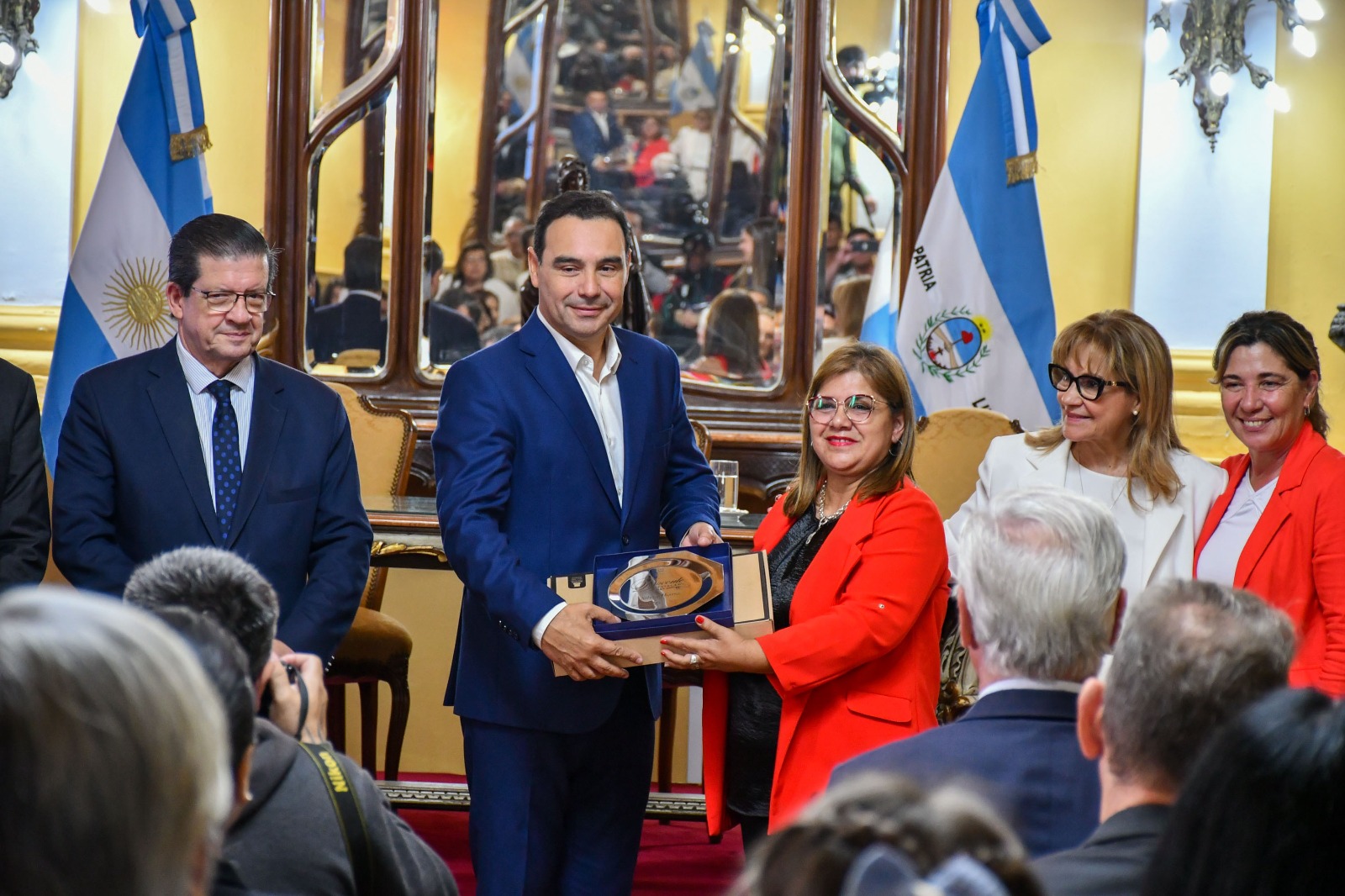 Vald&eacute;s entreg&oacute; reconocimientos a docentes destacados de toda la provincia