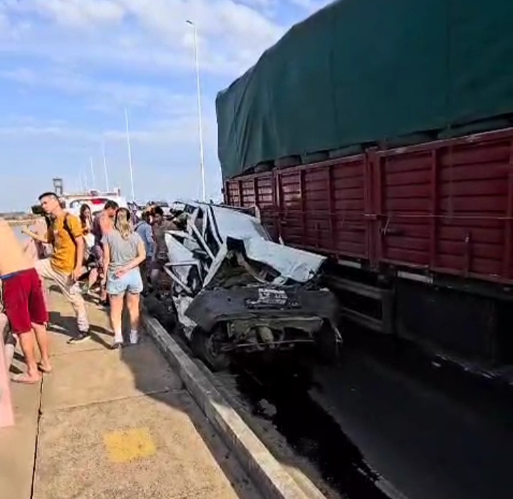 Puente Manuel Belgrano: Cami&oacute;n qued&oacute; sin frenos e envistio varios veh&iacute;culos dejando varios heridos 