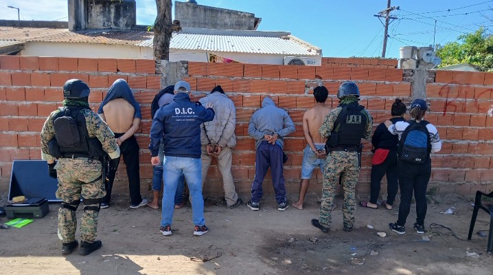BARRIO COLOMBIA GRANADEROS: La Polic&iacute;a  allano y  desbarat&oacute; un &ldquo;kiosco&rdquo; de estupefacientes, secuestr&oacute; dosis de coca&iacute;na, marihuana, hay  seis personas de demoradas