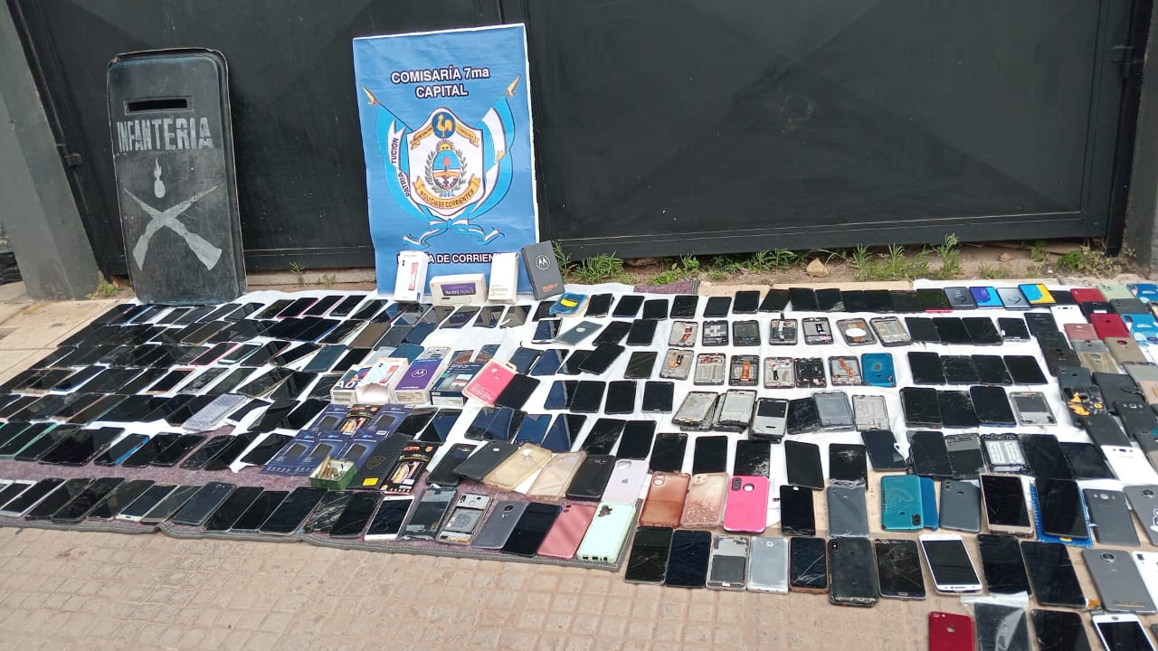 Barrio "Piola":     La Polic&iacute;a tras un allanamiento desarticul&oacute; un lugar de acopio de tel&eacute;fonos celulares,  m&aacute;s  de 100 aparatos m&oacute;viles fueron secuestrados