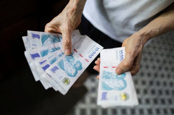 Aumento en el salario m&iacute;nimo vital y M&oacute;vil llegar&aacute; a  $437.000 en abril de 2027