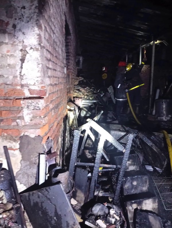 Un padre y su hijo sufren quemadura al incendiarse su vienda en Corrientes Capital