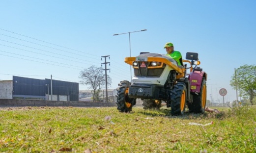 Tractores incorporados tras la primera subasta p&uacute;blica despliegan sus trabajos en la ciudad