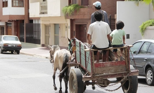 Corrientes: Sin  aumento salarial, con el poder adquisitivo en ca&iacute;da, pobreza del 41%  pero con valdes en Francia 