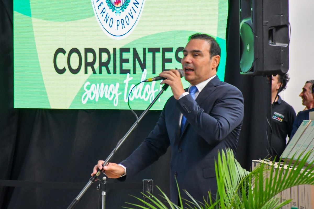 Vald&eacute;s entreg&oacute; m&aacute;s de 600 notebooks a colegios secundarios de Capital