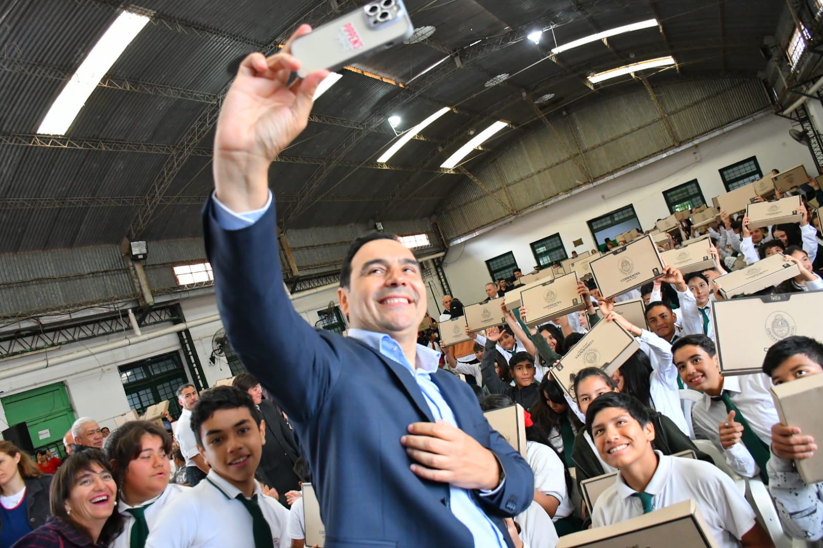 Al presidir entrega de notebooks, Vald&eacute;s anunci&oacute; la construcci&oacute;n de una escuela t&eacute;cnica para Santa Luc&iacute;a