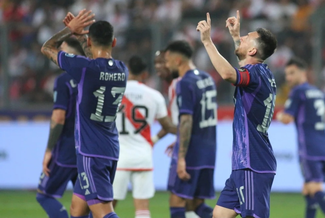 Argentina imparable: Le gan&oacute; a Per&uacute; 2-0 con dos goles de Messi y es l&iacute;der de las eliminatorias sudamericanas 