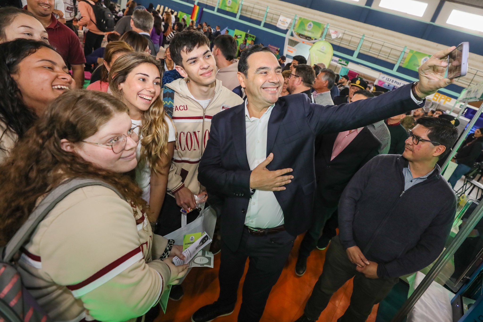Vald&eacute;s visit&oacute; la Expo Joven en Libres, espacio para que los estudiantes "orienten su futuro"