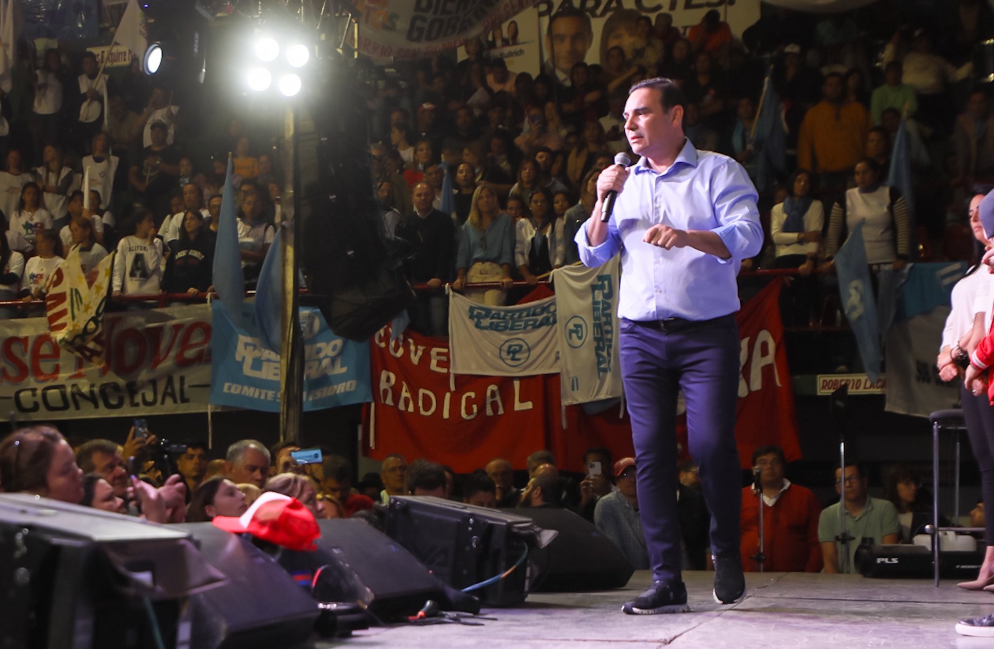 &ldquo;Rendido un le&oacute;n&rdquo;: el gobernador Vald&eacute;s  recit&oacute; el himno argentino en el cierre de campa&ntilde;a