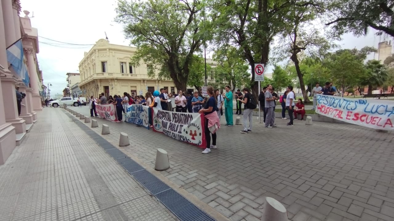 Sigue el reclamo salarial de m&eacute;dicos residentes: hoy reuni&oacute;n con el ministro de Salud P&uacute;blica
