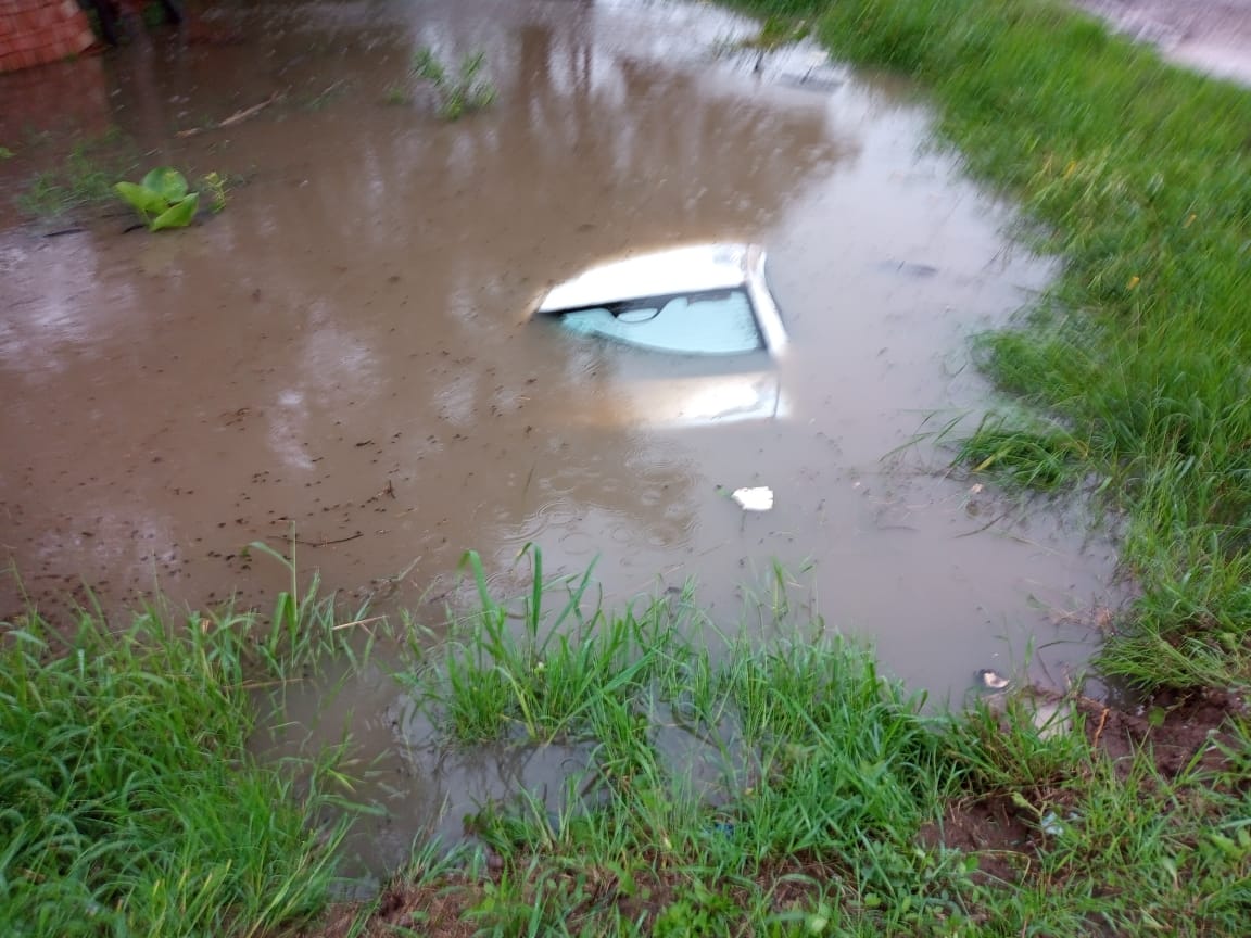 Producto de la tormenta una camioneta se hundi&oacute; en una zanja 