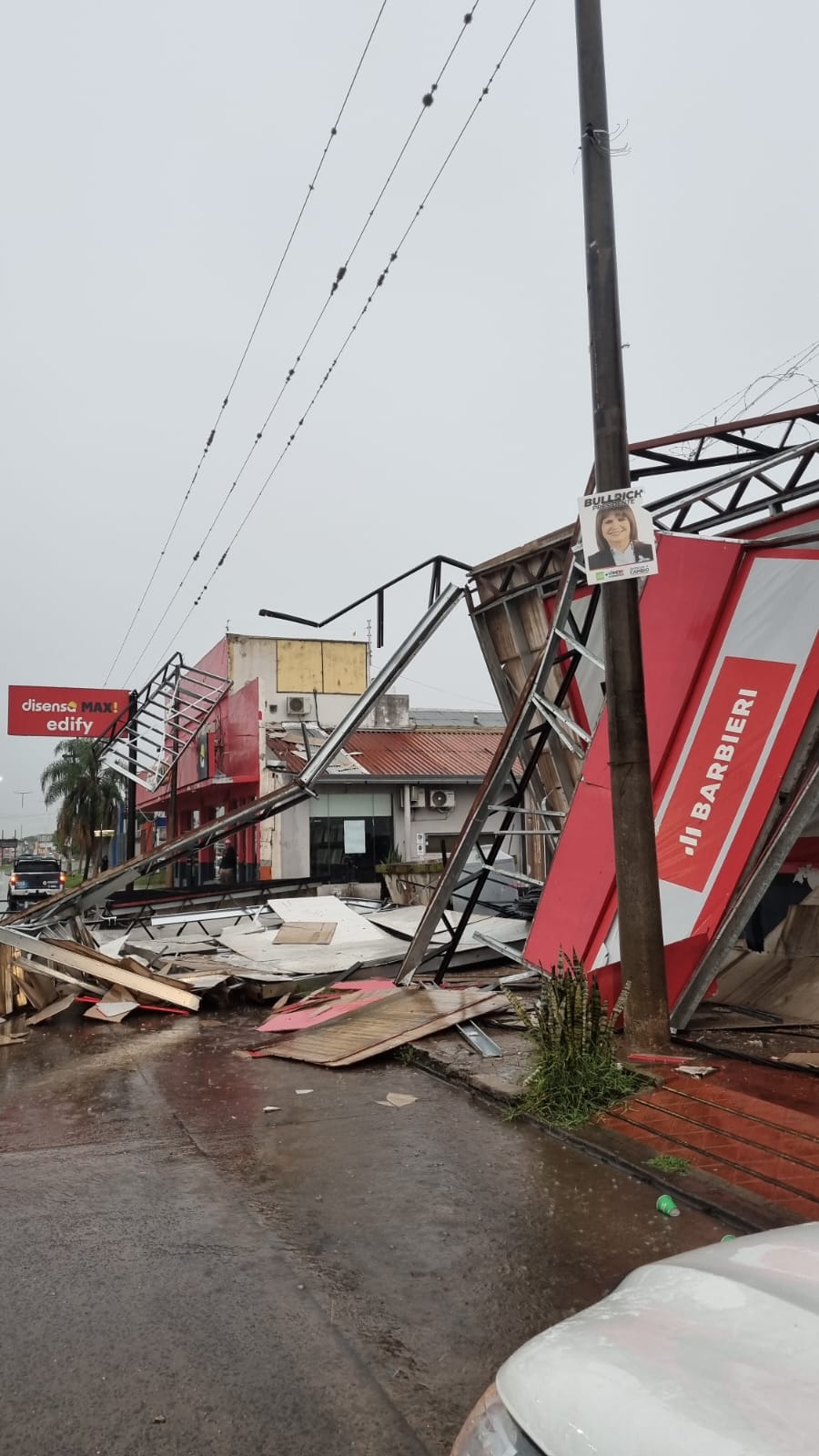 La fuerte tormenta destruy&oacute; un local comercial por Av. Independencia 