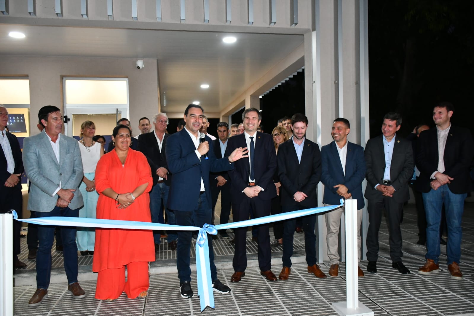 En San Cosme, el gobernador encabez&oacute; la apertura de una nueva sucursal del Banco de Corrientes, obras viales e iluminaci&oacute;n LED