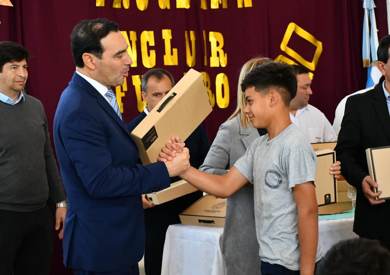 Vald&eacute;s entreg&oacute; notebooks a alumnos de Cazadores Correntinos