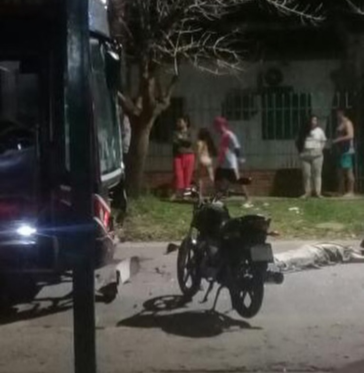 Accidente entre una moto y un colectivo deja un joven fallecido 