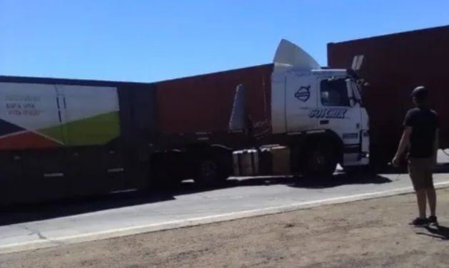 Casi una tragedia: En La Cruz una locomotora atropello un cami&oacute;n 