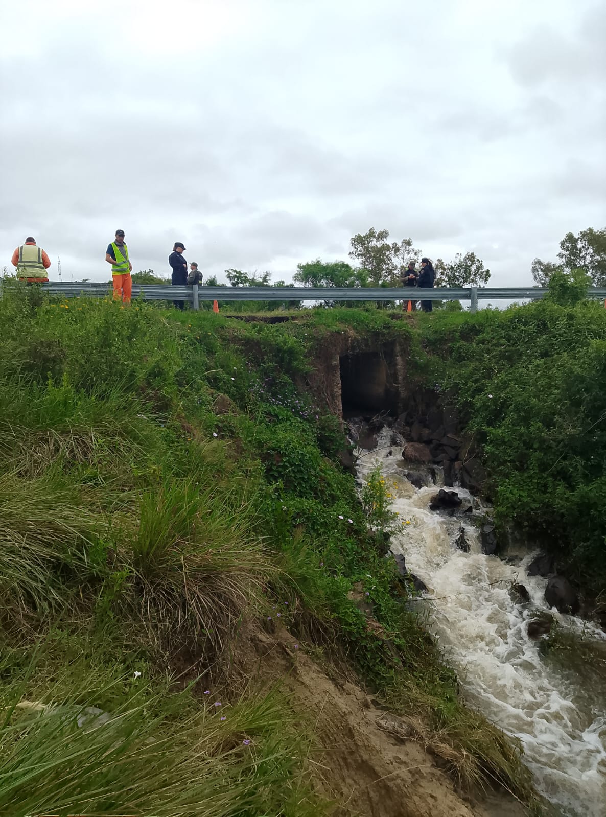 Socav&oacute; parte de la ruta nacional 12 :Hay desv&iacute;os y corte de tr&aacute;nsito en la zona 
