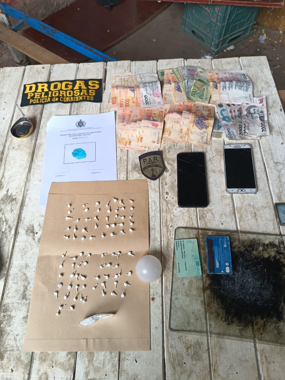 La Polic&iacute;a tras diligenciar una orden de allanamiento, desarticul&oacute; un &ldquo;kiosco&rdquo; de estupefacientes, secuestr&oacute; 81 envoltorios de coca&iacute;na, tel&eacute;fono celulares y dinero en efectivo