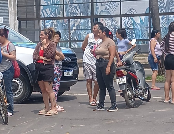 Pobladores ribere&ntilde;os olvidados por el municipio y el gobierno cortaron una avenida pidiendo ayuda 