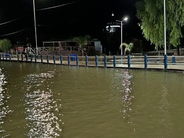 El Paran&aacute; desbord&oacute; en la costanera de Itat&iacute; 