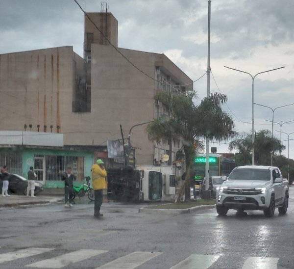 Cami&oacute;n volc&oacute; en plena madrugada por Av.Alfonsin 
