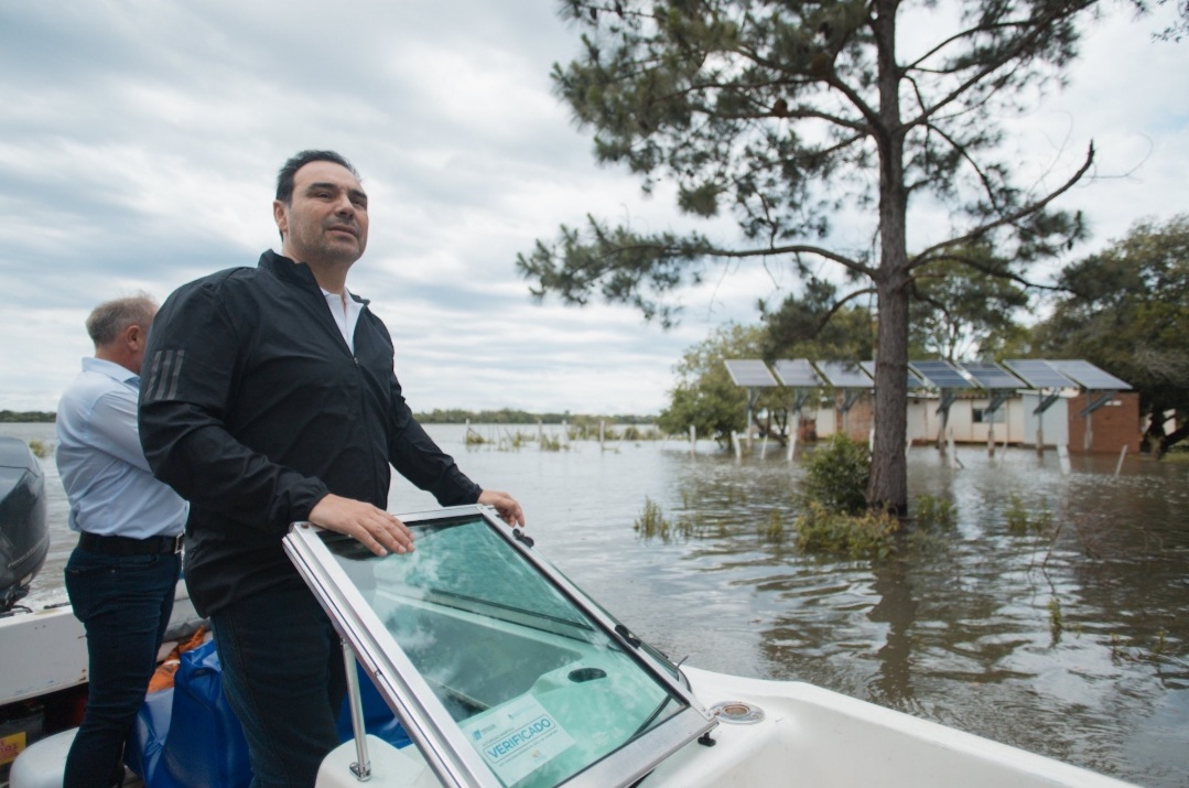 El gobernador Vald&eacute;s recorri&oacute; las zonas afectadas por la inundaci&oacute;n en Isla Apipe