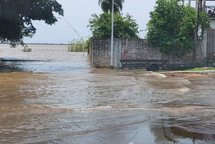 Itat&iacute; bajo agua : La creciente avanza en la localidad 
