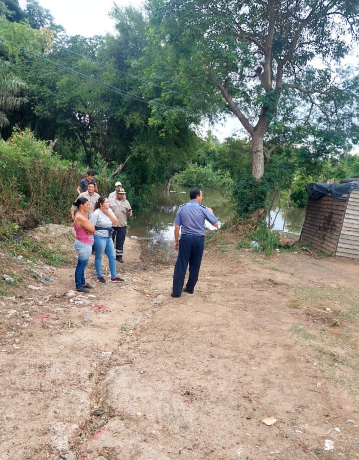 La Polic&iacute;a colabor&oacute; con la evacuaci&oacute;n de familias inundadas en el barrio Punta Taitalo y zonas aleda&ntilde;as