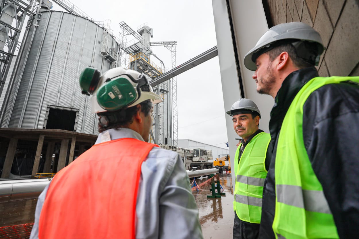 Vald&eacute;s recorri&oacute; la mega maderera de Virasoro y resalt&oacute; su importancia para exportar al mundo