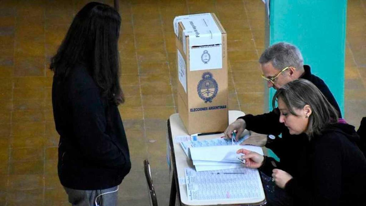 Balotaje: la Junta Electoral ratific&oacute; que solo habr&aacute; dos fiscales por mesa de votaci&oacute;n