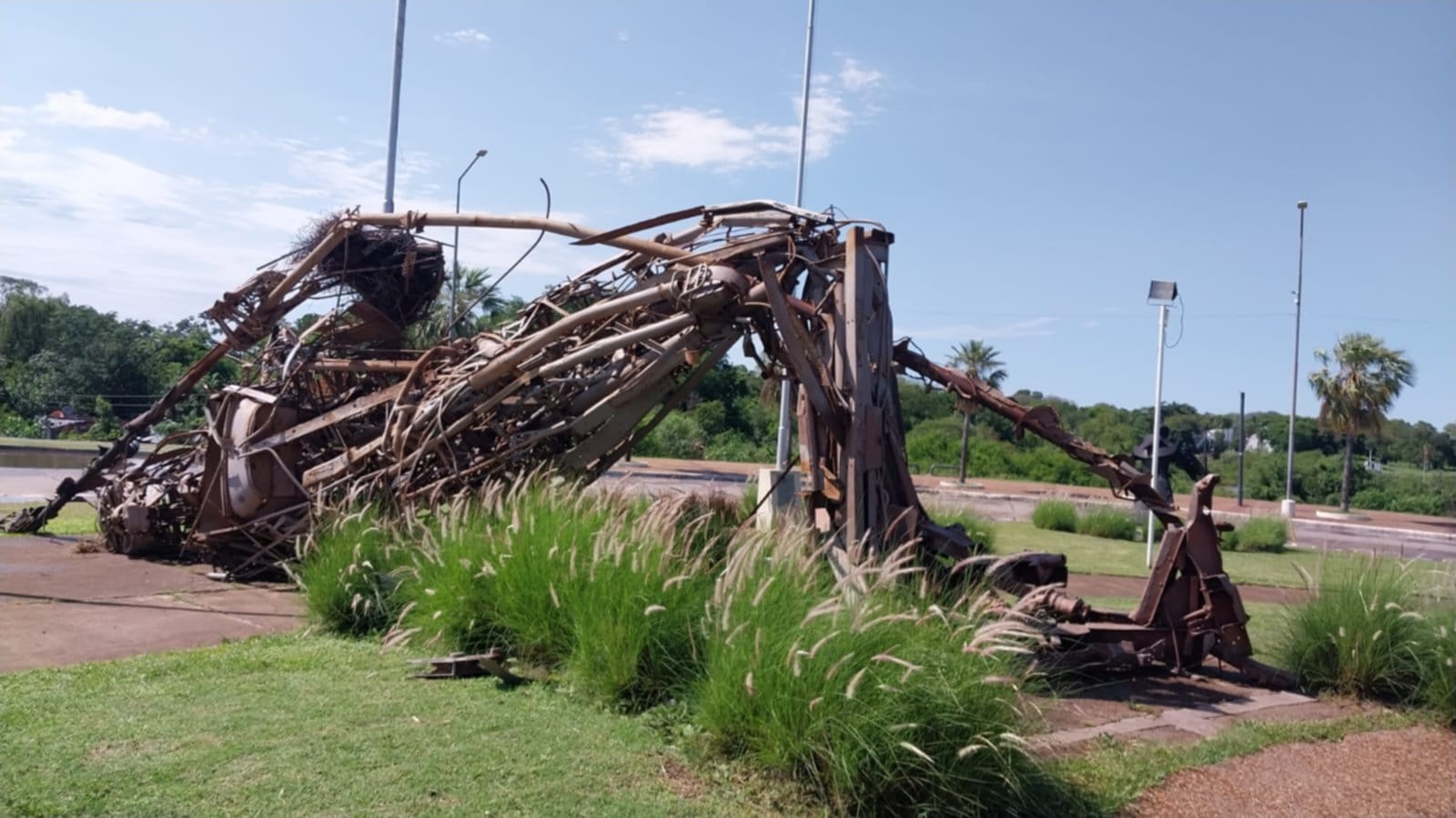Por la fuerte tormenta se derrumb&oacute; el monumento a Andresito Guacurar&iacute;