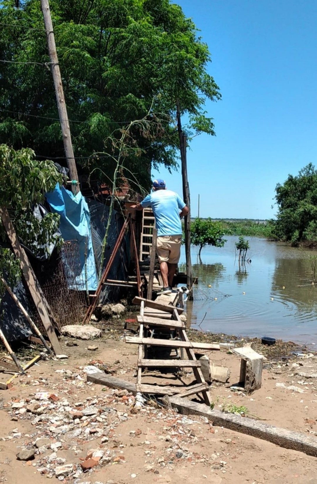 La Polic&iacute;a de Corrientes brinda colaboraci&oacute;n con las personas afectadas al temporal y crecida del Rio Paran&aacute;