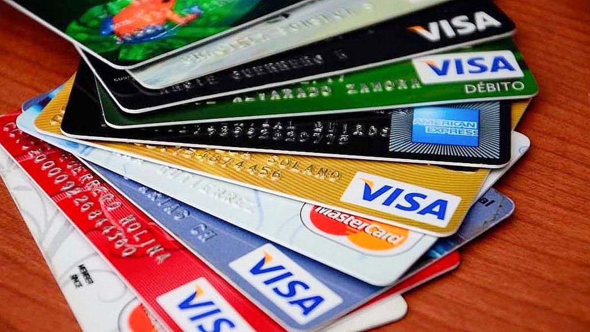 El Gobierno aument&oacute; los impuestos al d&oacute;lar tarjeta y al solidario: se acercan a los $1000
