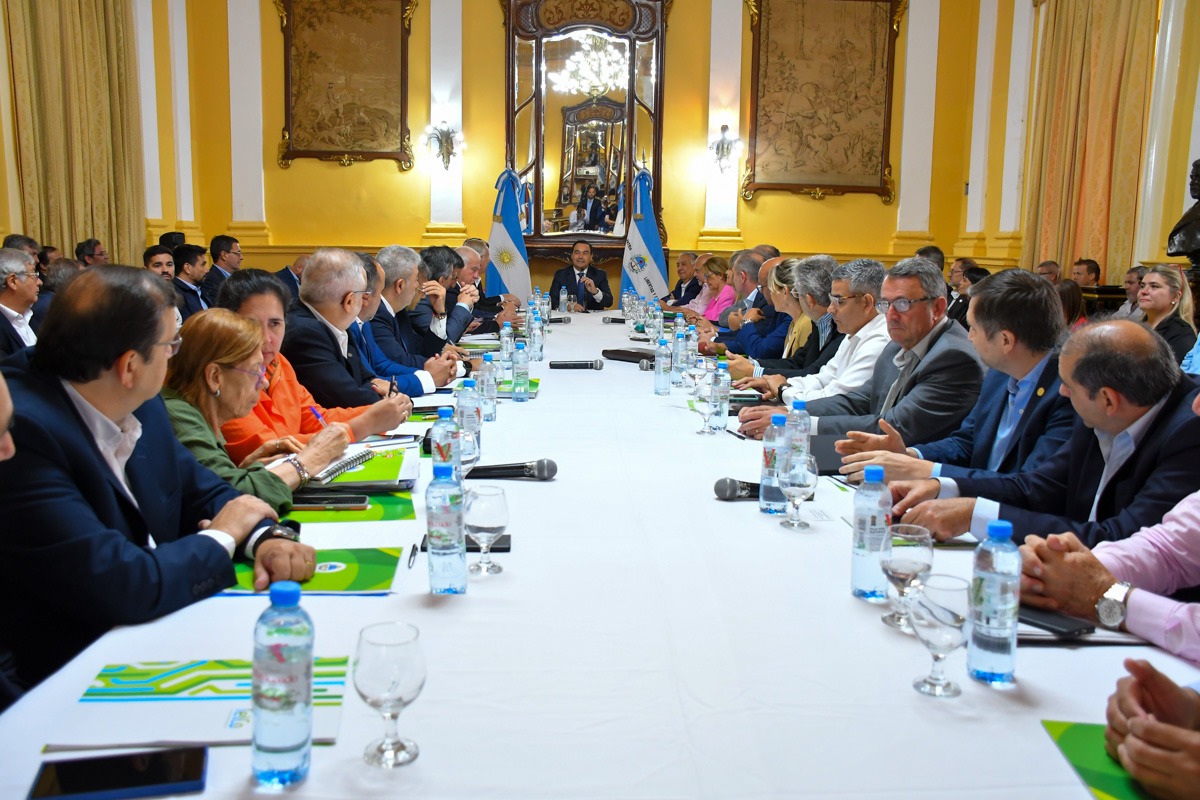 El gobernador Vald&eacute;s reuni&oacute; a su Gabinete ampliado para proyectar la gesti&oacute;n provincial ante el nuevo Gobierno nacional
