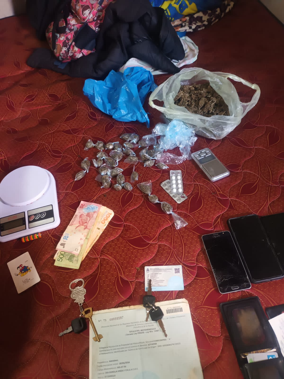 En dos allanamientos la polic&iacute;a secuestro droga y partes de motocicletas