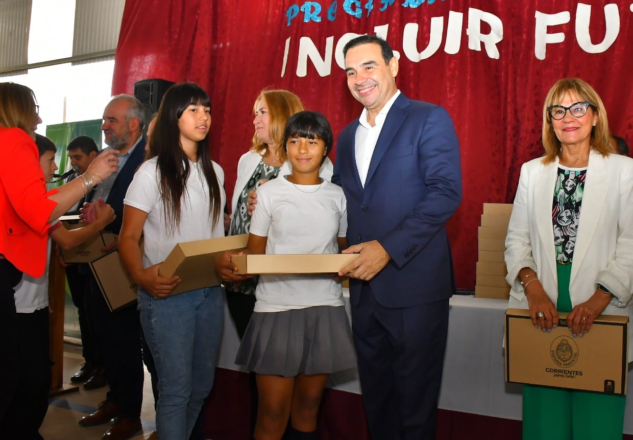 Vald&eacute;s entreg&oacute; 985 notebooks en Paso de los Libres